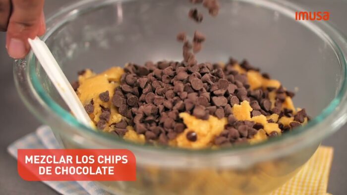 A preparar galletas de chips de chocolate con la freidora de aire Quick Fry IMUSA
