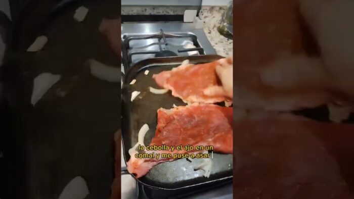 Chilaquiles en freidora de aire con carne asada.