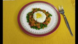 Guisantes con jamón y huevos poché con Thermomix®- Cookidoo®