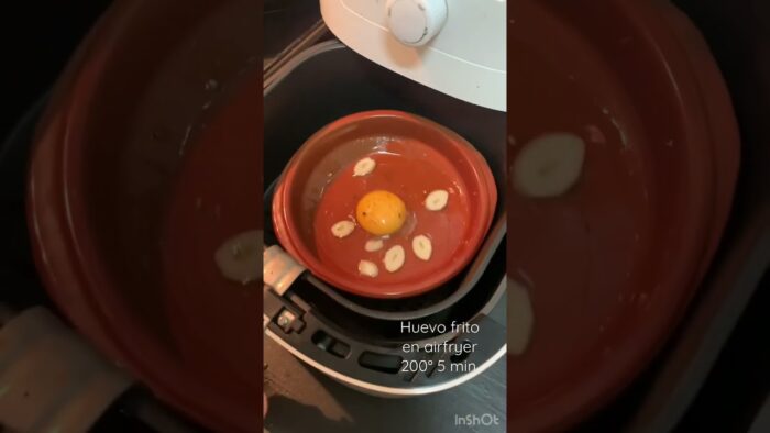 Huevo frito en airfryer o freidora de aire.