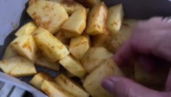 Pisto con patatas y huevo en la freidora de aire doble de Taurus