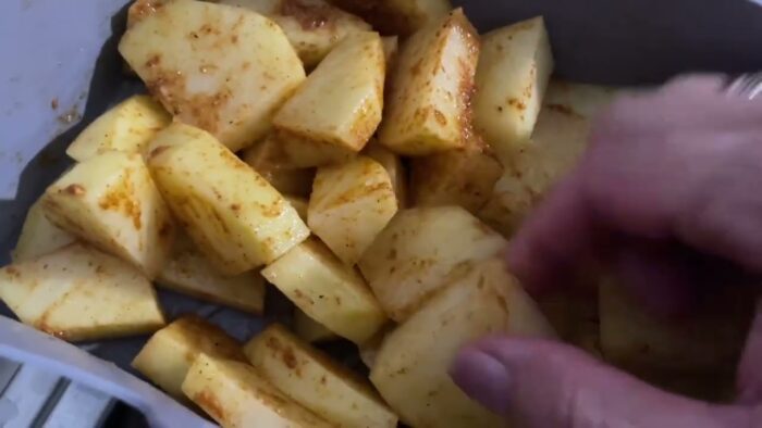 Pisto con patatas y huevo en la freidora de aire doble de Taurus
