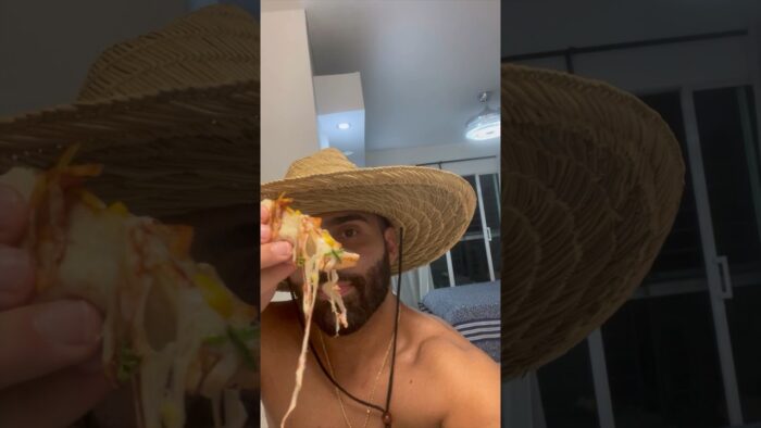 Pizza casera de masa de burrito en la freidora de aire 🍕, queso Mozarella , jamon de pollo y maiz.