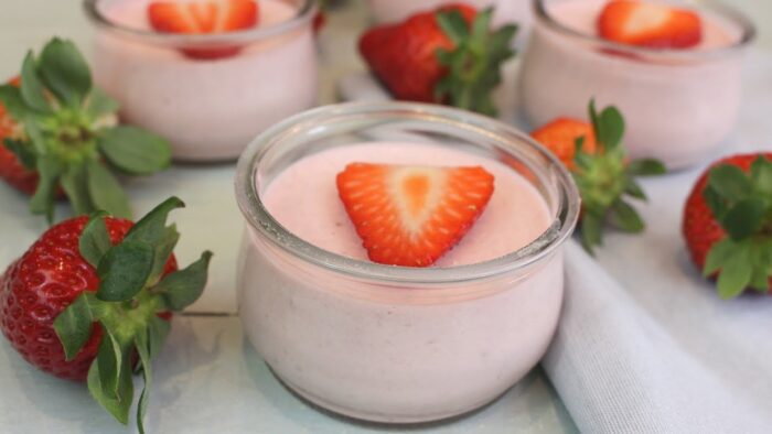 Vasitos de fresa y chocolate blanco con Thermomix. ¡RIQUISIMOS!