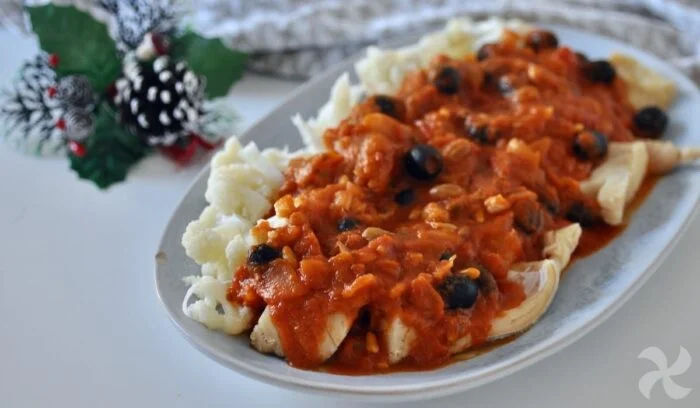 Bacalao con salsa de tomate y coliflor