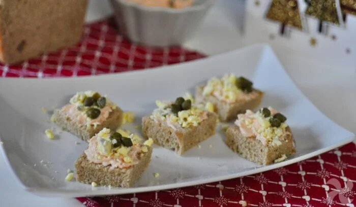 Canapés de salmón con pan integral casero