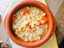 Cazuelita de fideos y garbanzos vegetal