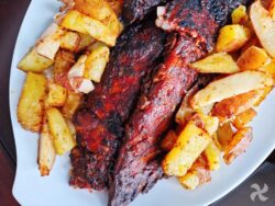 Costillas extratiernas con salsa de miel y bourbon