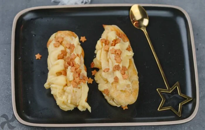 Eclairs rellenos de crema de queso al ron