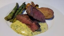 Filete de ternera con salsa de queso Brie y nueces caramelizadas