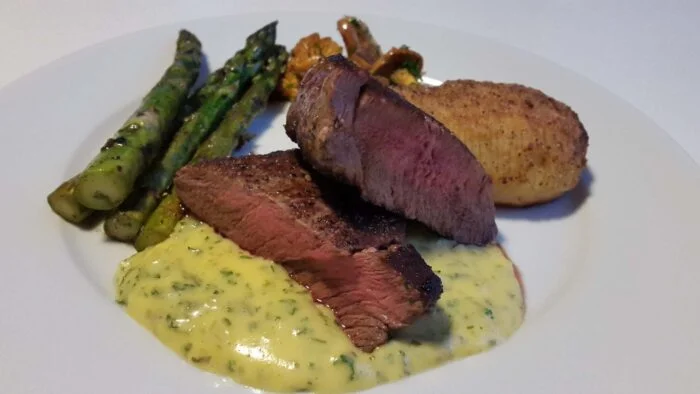 Filete de ternera con salsa de queso Brie y nueces caramelizadas