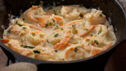 Gambas rellenas de queso de cabra y envueltas en tocino