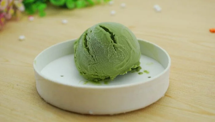Helado casero de guisantes y menta