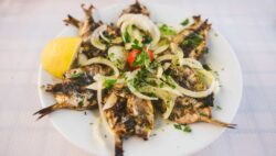 Sardinas al horno con costra de hierbas y queso parmesano