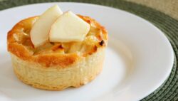 Tartaleta de manzana, queso de cabra y cebolla caramelizada