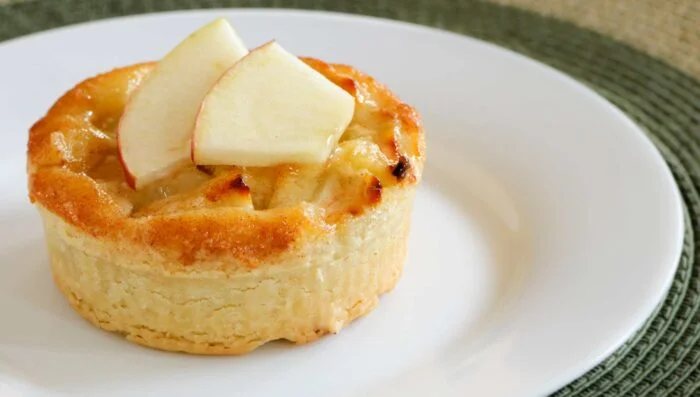 Tartaleta de manzana, queso de cabra y cebolla caramelizada