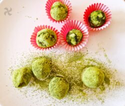 Trufas blancas y negras de té matcha