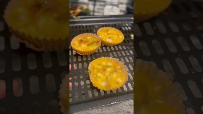 Desayuno saludable! Huevo, tocino y cebolla✨ a la freidora de aire 10 minutos en 350F y listo!
