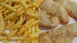 Merluza rebozada con patatas congeladas en freidora de aire