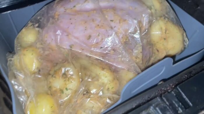 Pollo con patatas en bolsa de asar en freidora de aire
