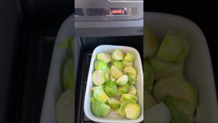 Pollo y coles de bruselas en la freidora de aire