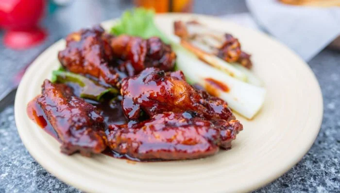 Alitas de pollo al estilo barbacoa con salsa de bourbon