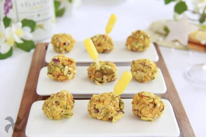 Bolitas de queso con pipeta de mango