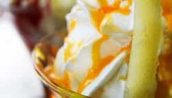 Caqui caramelizado con helado de vainilla