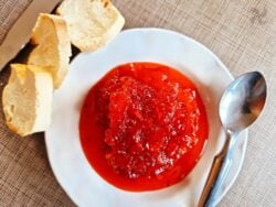 Confitura de pimiento rojo con pimienta rosa
