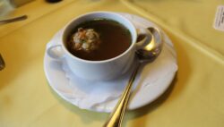 Consomé de pato con raviolis de setas y foie gras