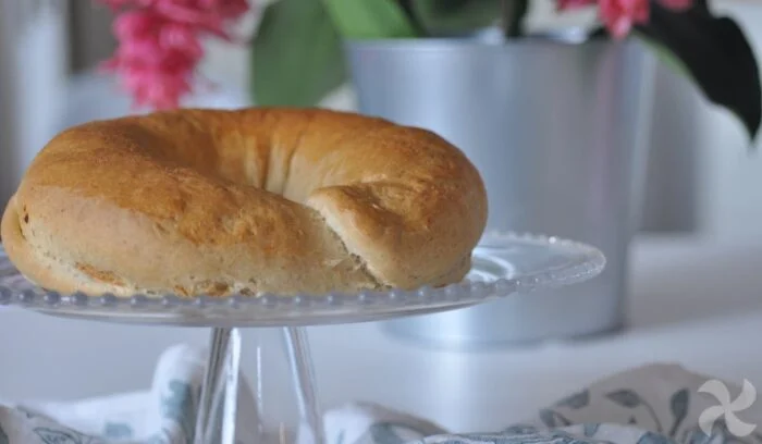 Corona de pan rellena de atún