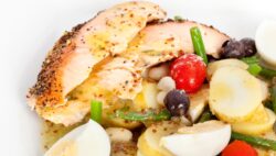 Ensalada de corvina ahumada con rúcula y vinagreta de limón