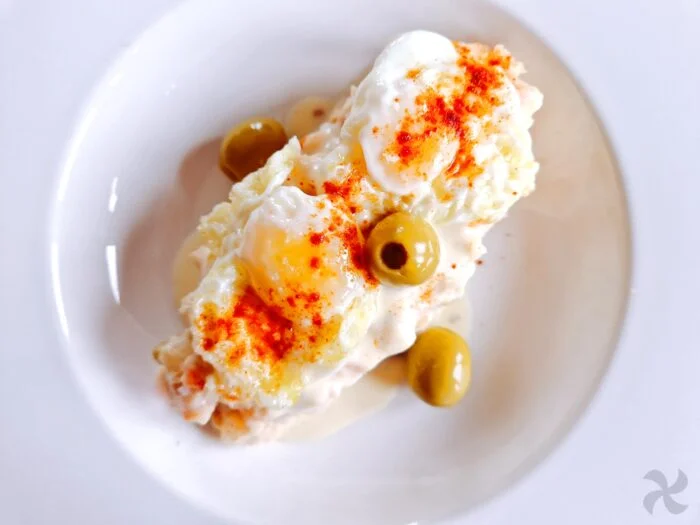 Ensaladilla rusa especial con huevos de codorniz