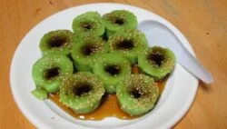 Kiwi caramelizado con salsa de caramelo y nueces