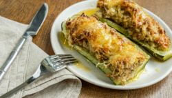 Pencas de acelgas rellenas de carne picada y gratinadas con queso mozzarella
