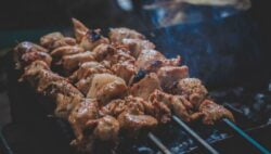 Pinchos de jabalí con piña y salsa barbacoa