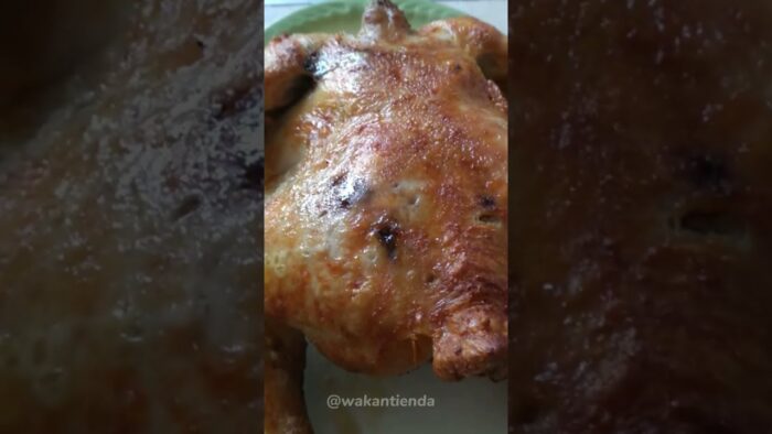 pollo asado en freidora de aire 😋 Rápido y doradito | #freidoradeaire #shorts #wakanrecetas