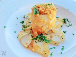 Popietas de lenguado rellenas de cangrejo con chips de patatas