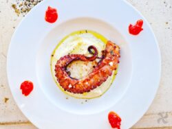 Pulpo a la parrilla con parmentier de queso manchego
