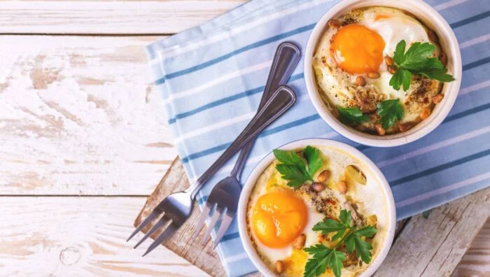 Receta de Huevos cocotte con queso y frutos secos