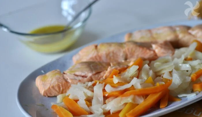Salmón con zanahoria, repollo y aceite de mostaza