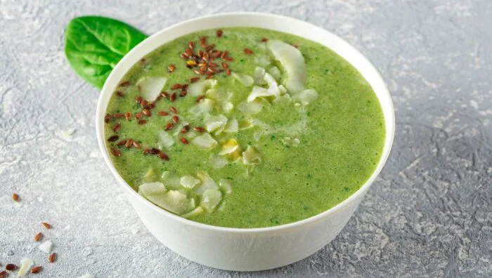 Sopa fría de kiwi y pepino con menta fresca