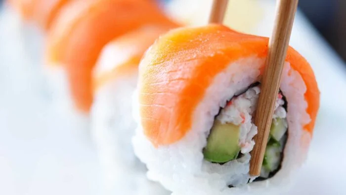 Sushi de salmón y aguacate con arroz de té verde