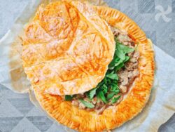 Tarta salada de hojaldre rellena de pollo, portobello y rúcula