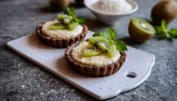 Tartaletas de kiwi y crema pastelera con toque de limón