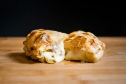 Tres empanadas argentinas con claro sabor italiano