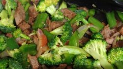 Wok de jabalí con verduras asiáticas