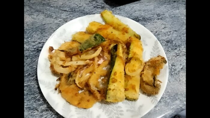Bastones de calabacín y verduras en freidora de aire