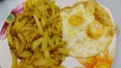Patatas fritas con huevos en la freidora de aire