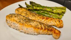 SALMÓN CON ESPÁRRAGOS TRIGUEROS en FREIDORA DE AIRE * Receta rápida en 15 minutos *  #airfryer